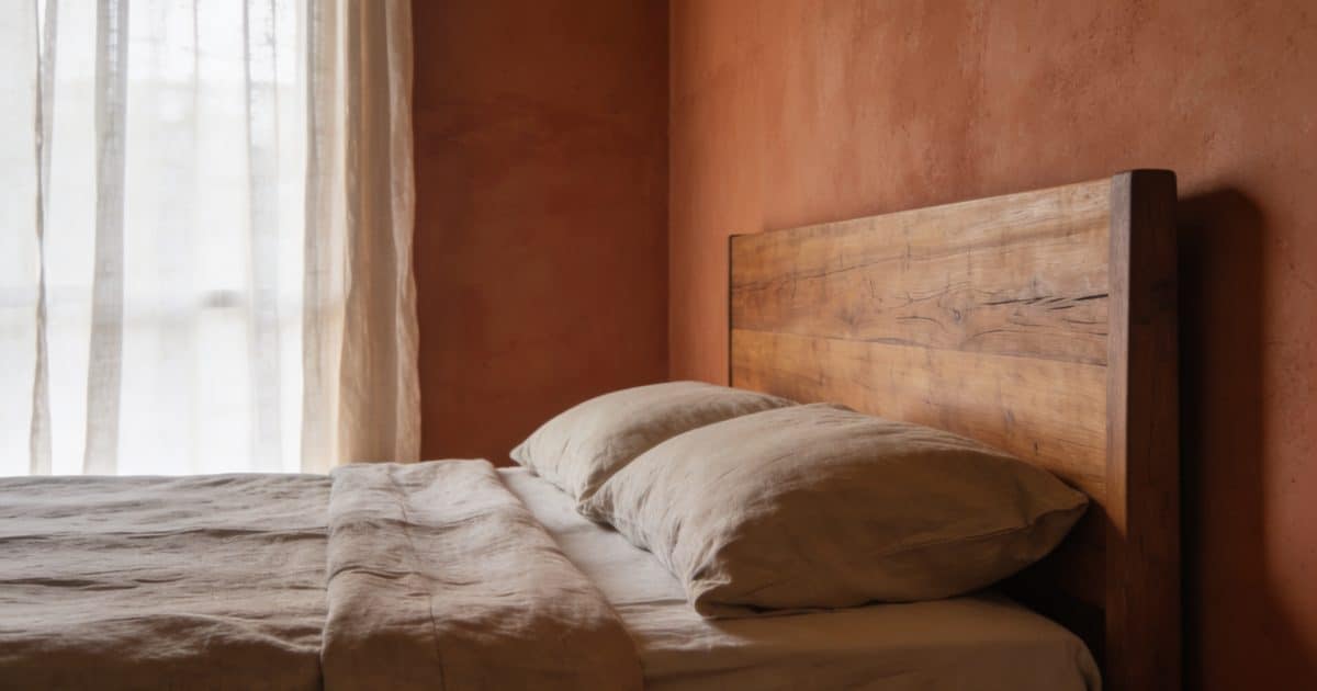 Grande chambre cosy murs terracotta lit boiseux
