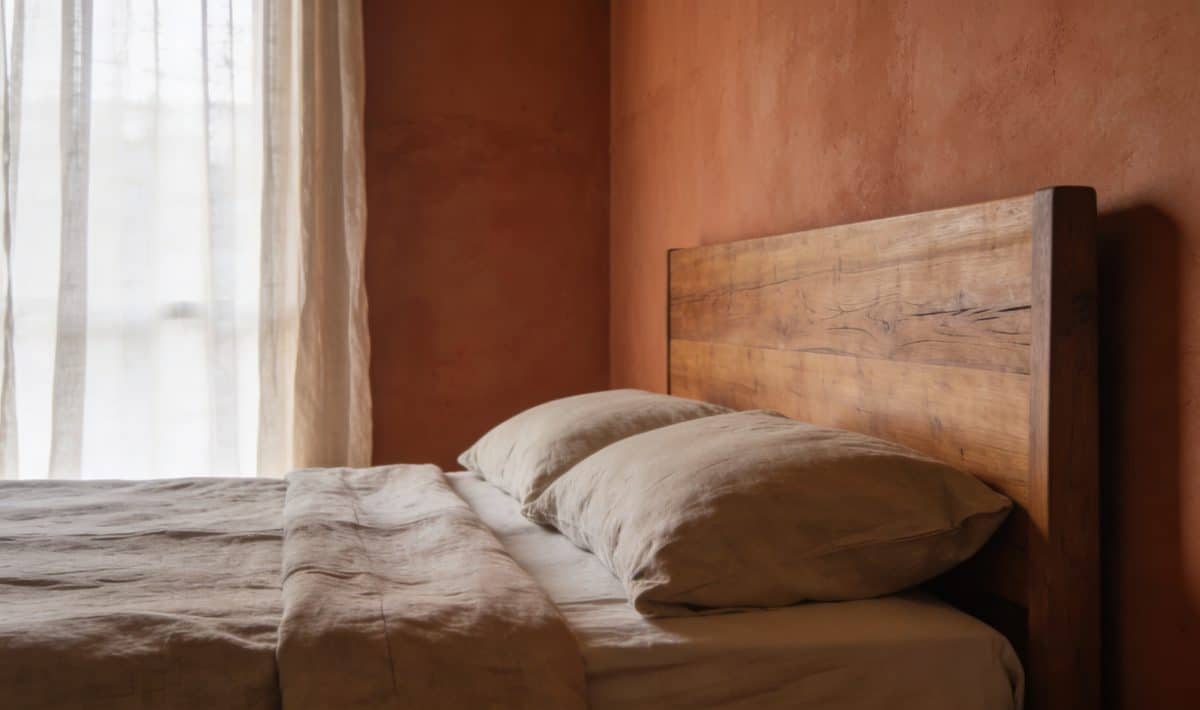 Grande chambre cosy murs terracotta lit boiseux