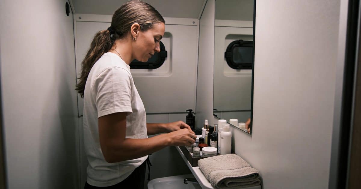 Jeune femme organise une minuscule salle de bain étroite
