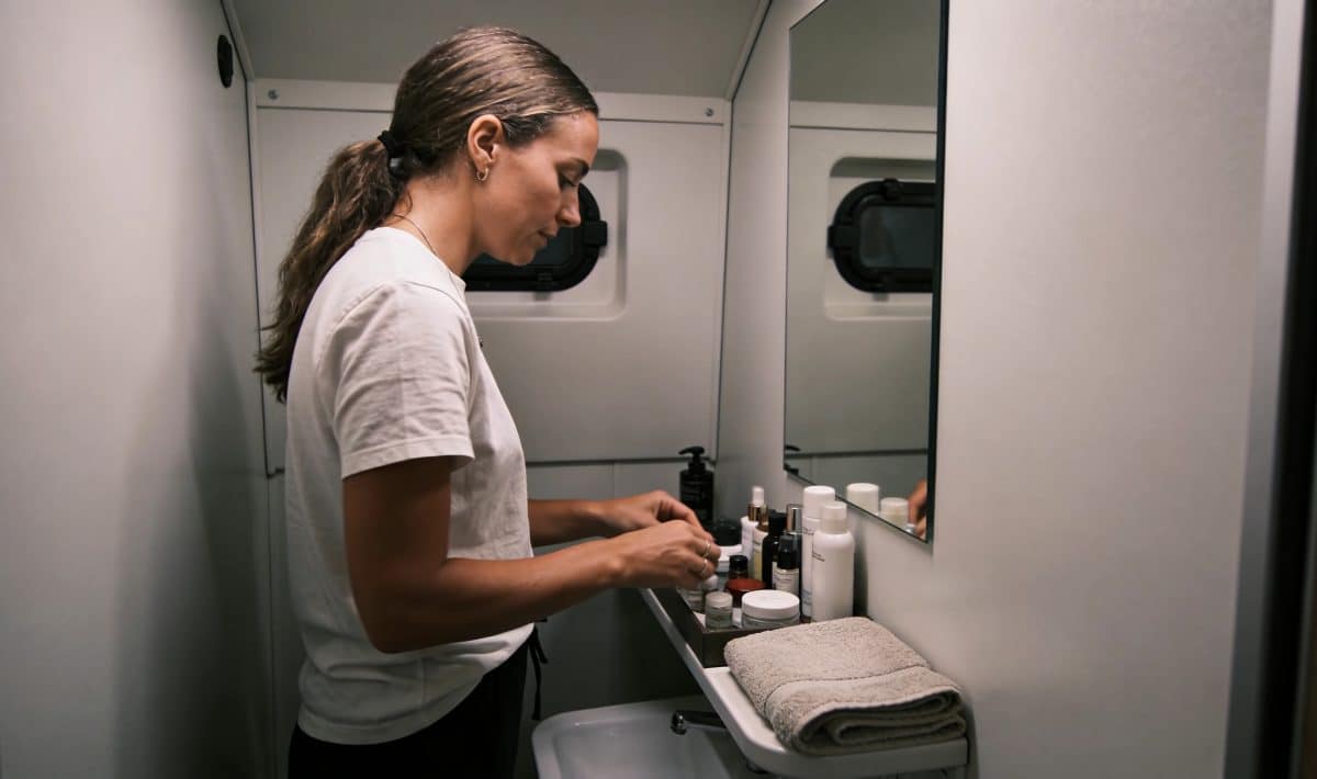 Jeune femme organise une minuscule salle de bain étroite
