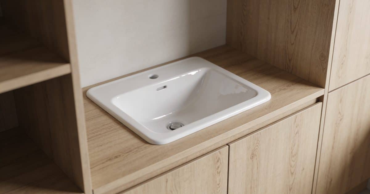 Lavabo blanc sur meuble bois clair bien range