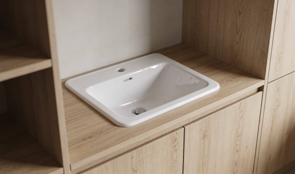 Lavabo blanc sur meuble bois clair bien range