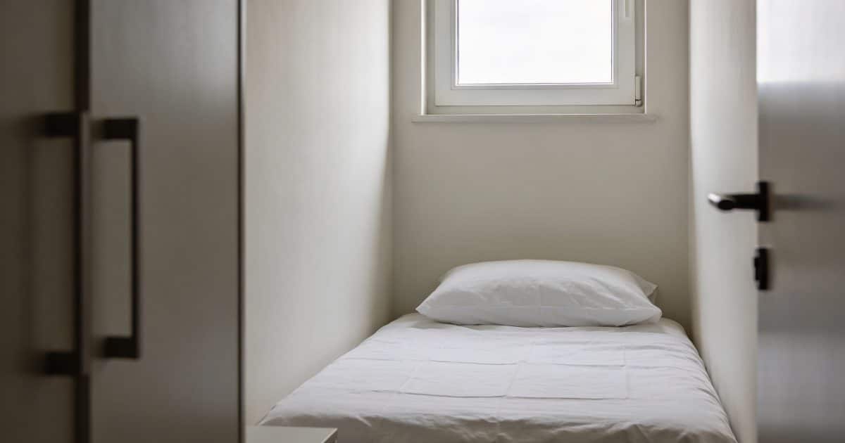 Petite chambre etroite avec lit simple sous fenetre