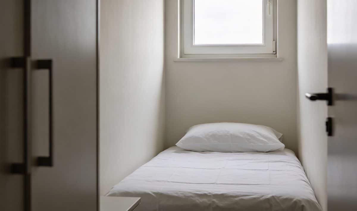 Petite chambre etroite avec lit simple sous fenetre