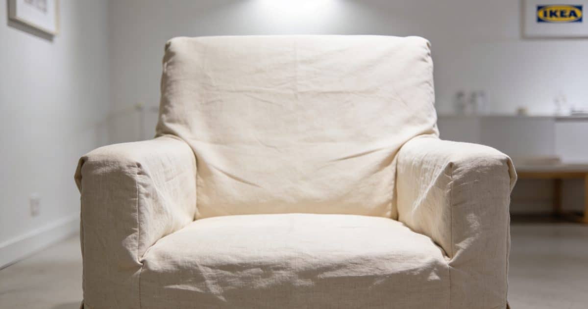 Salon lumineux avec housse beige sur fauteuil Ikea
