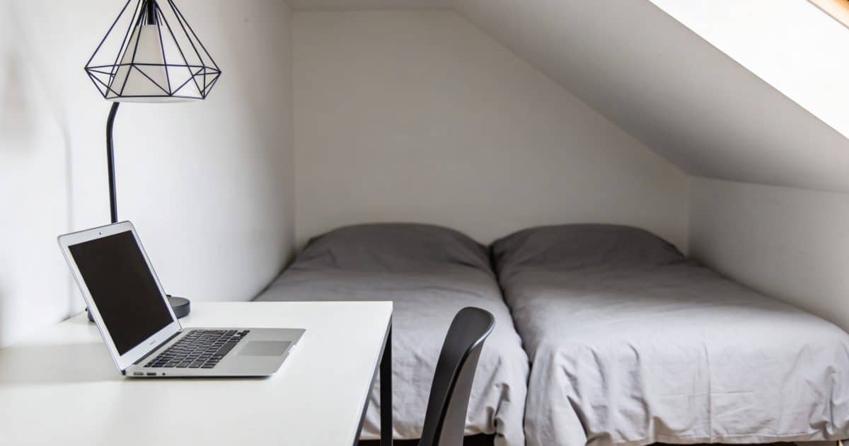 Sous sol clair avec lit double et bureau moderne