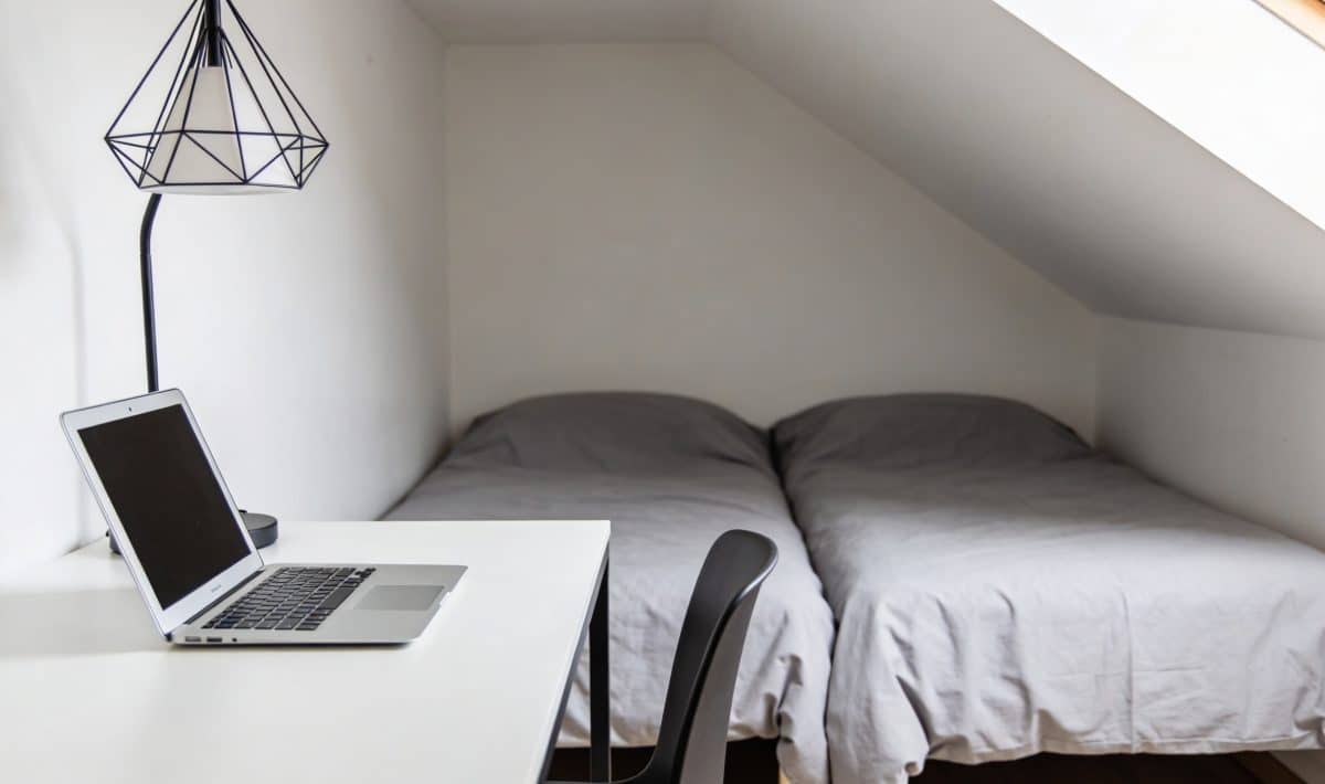 Sous sol clair avec lit double et bureau moderne
