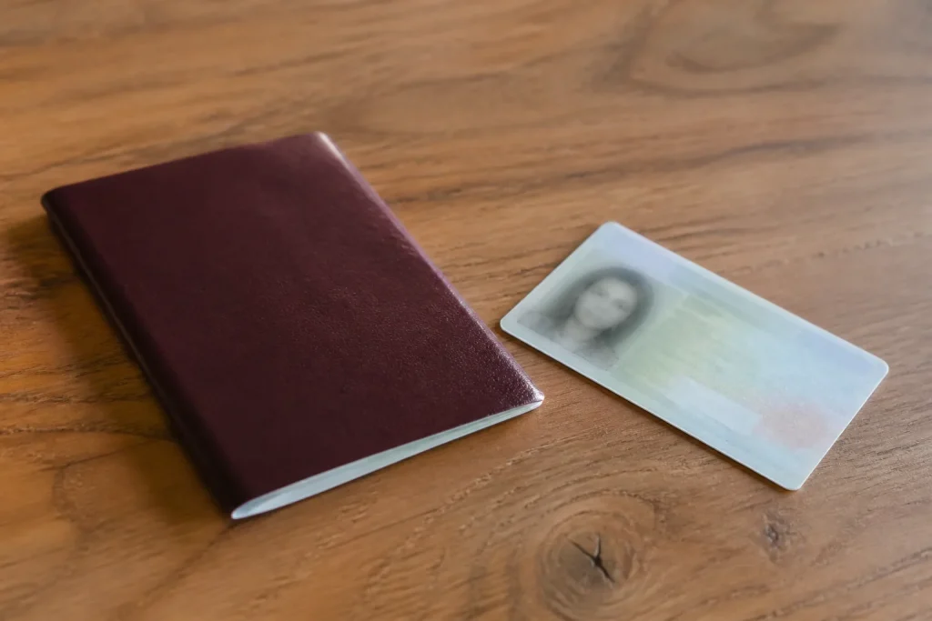 Carte de sejour et passeport sur table en bois