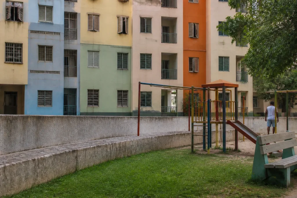 Facades colorees de logements et aire de jeux