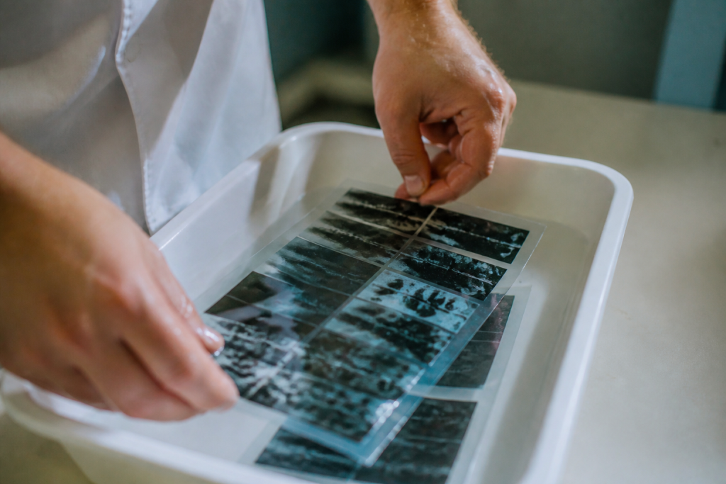 Films medicaux plonges dans un bain blanc et transparent