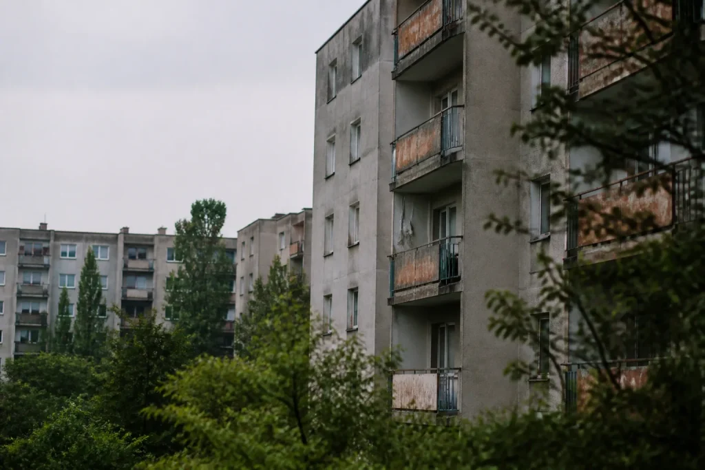Grands immeubles gris avec balcons rouilles dans une cite
