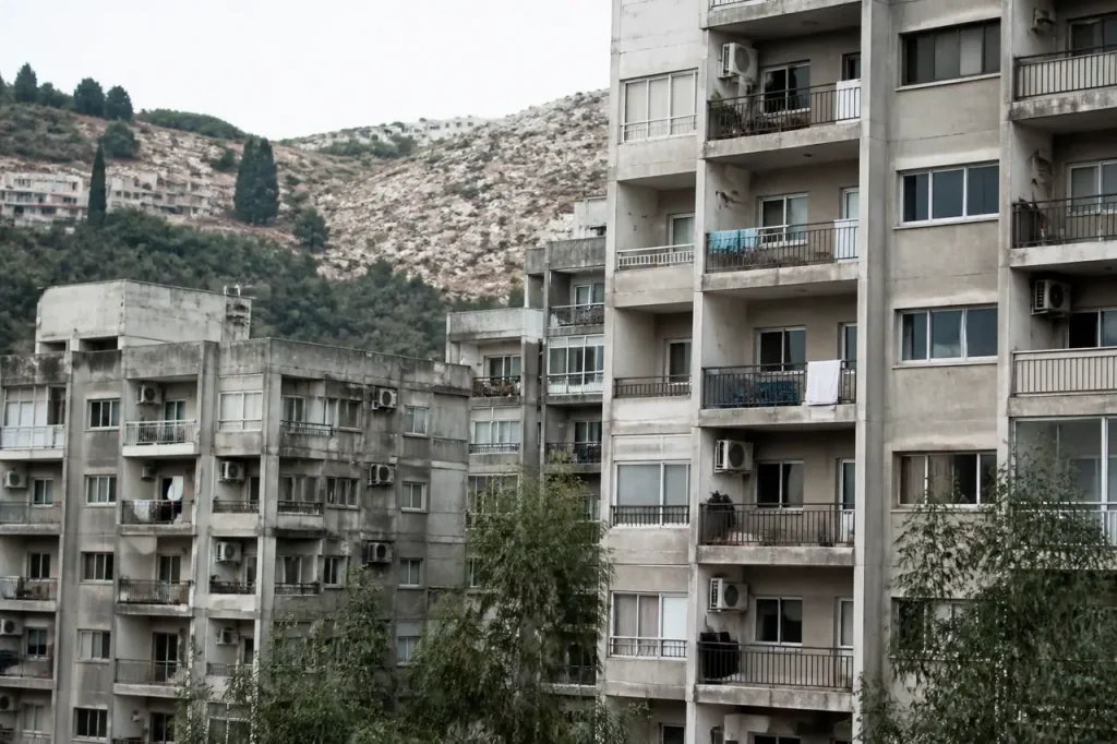 Immeubles gris en beton avec balcons sur une colline