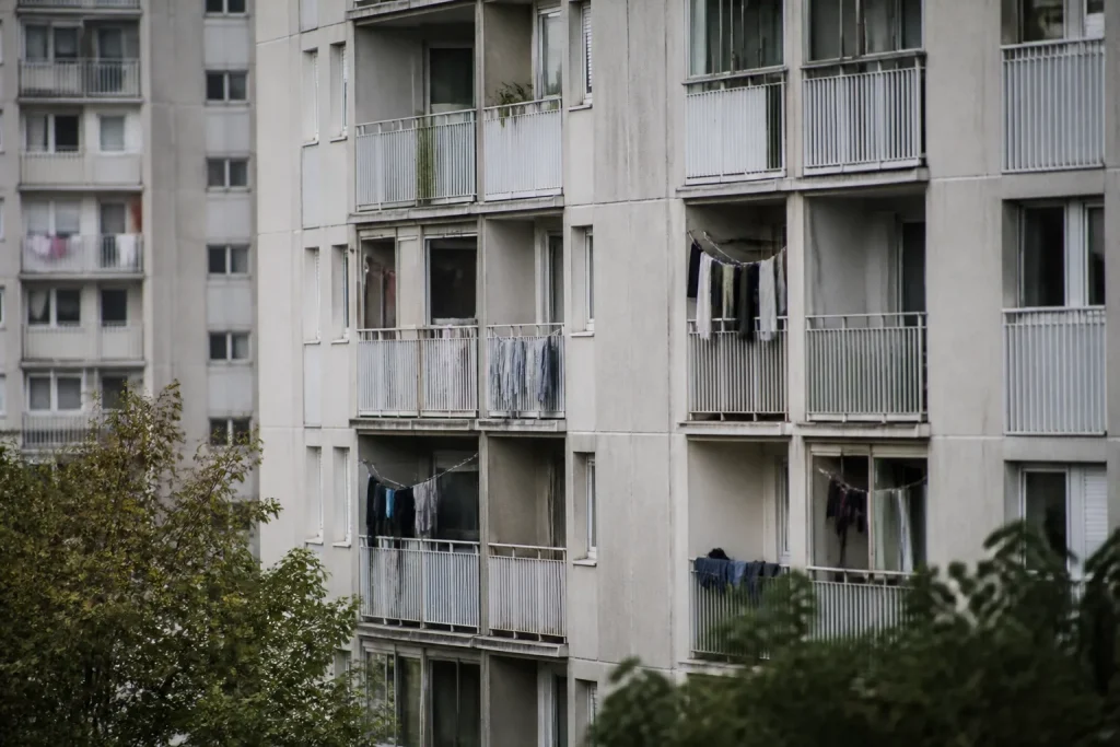 Immeubles HLM gris avec balcons et linge suspendu