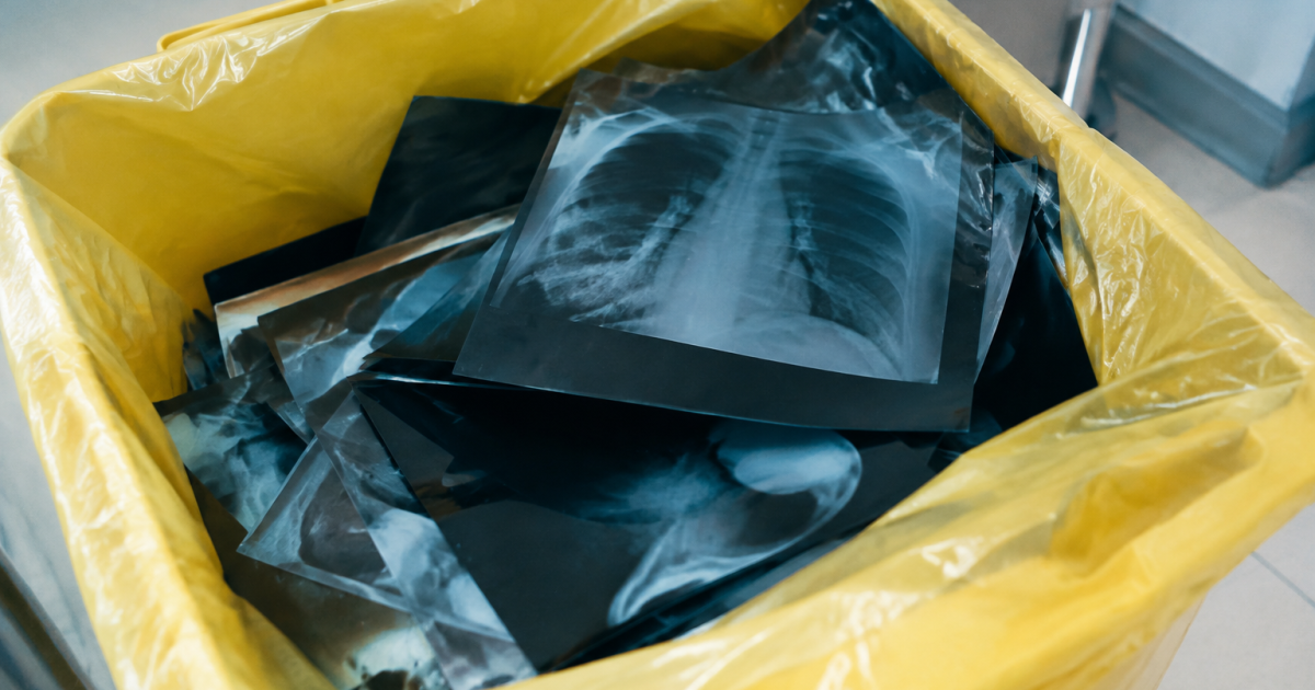 Plaques radiologiques empilees dans bac de dechets medical