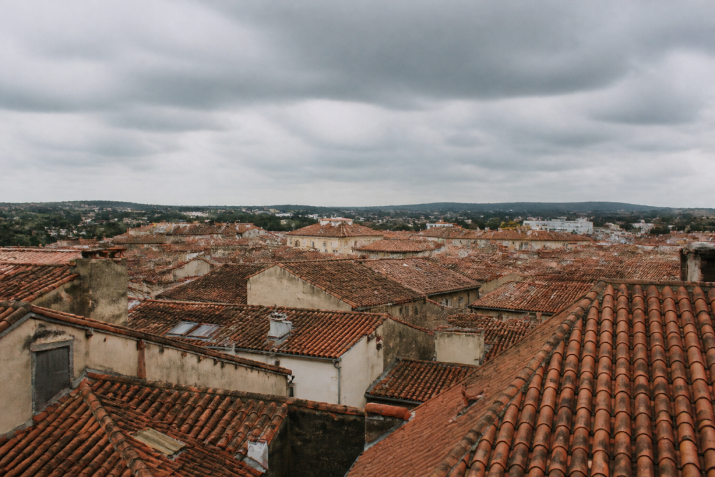 Toits de tuiles rouges serrees sous un ciel gris