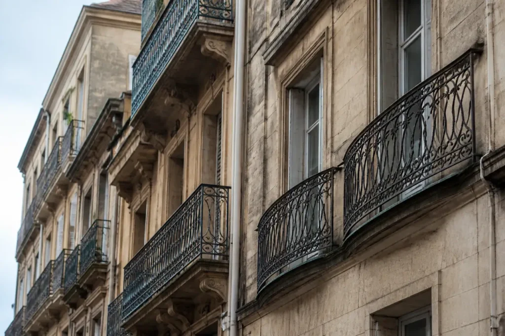Vieux immeubles aux balcons en fer forge