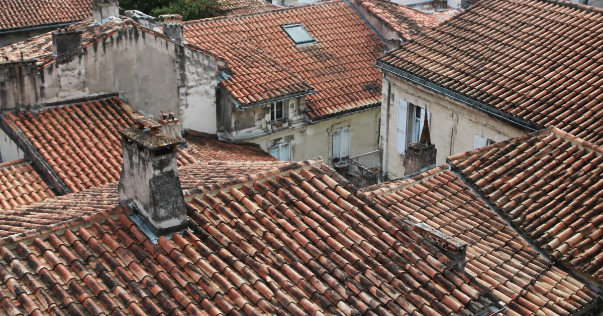 Vue aerienne de toits de tuiles rouges